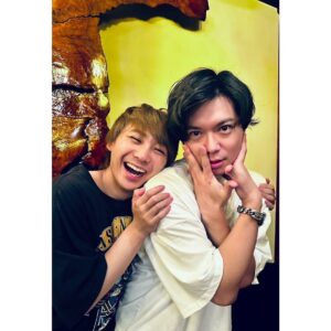 Kenta Suga Instagram - 昨日は『粛々と運針』同窓会🕰️🪡
2年ぶりにみんなで集まれたのが本当に嬉しかったなぁ😳
あの頃濃密な作品、時間をみんなで運針してたんだなぁと再認識出来る素敵な時間でした。また演りたい！

2年越しに兄貴との写真が載せられるなんて😳
