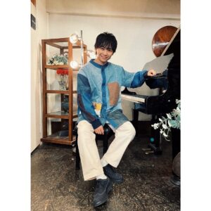Kenta Suga Instagram - 【出演情報】
「音楽と行こう SUPER LIVE Presented by au」の
特設サイト内の特別映像プログラムにて、
芦沢ムネトさんとMCをさせて頂きました！
音楽と向き合う2組の青春をドキュメンタリー形式で紹介！
楽しかったー😳
ぜひご覧ください！

ー着用衣装ー
@masterkey.jp 
@polerjapan 

#音楽と行こう
