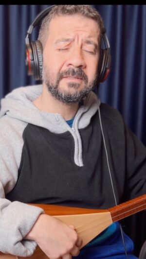 Kerim Yağcı Instagram - Az önce Google ‘de Ebru Yaşar şarkısı olarak yazılmış olduğunu gördüm . Yapma muhterem bu türkü bir Muhlis Akarsu türküsüdür. !!
