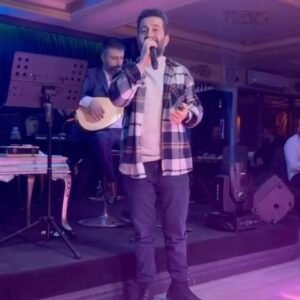 Kerim Yağcı Instagram - Tüm mesele bu aslında.. 
(Bir yerde sahne almıyorum. @muslum_eke ağabeyim ile değerli kardeşi @mustafaeke_official ‘ın sahnesine konuk olduğum bir an 😉) . Videoyu çekip bana ulaştıran @onurkalemkus kardeşime de teşekkürler🙏