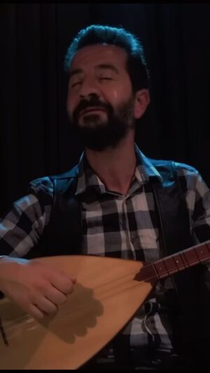 Kerim Yağcı Instagram - Ayrılık da sevdaya dair…

#kerimyağcı #değmenbenimgamlıyaslıgönlüme #türkü  #müzik #türkhalkmüziği #sounderland #türküler #reels
