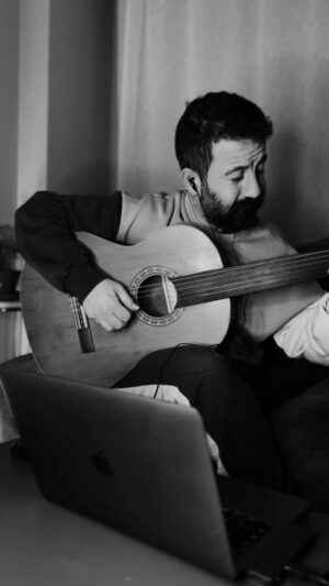 Kerim Yağcı Instagram - Serinin 2. si  tek tel üzerinde baskıları güçlendirmek adına yapılan bir çalışma.. Rast makamını andıran  bir melodi ile improvize 😉 #perdesizgitar #kerimyağcı #music #instagram #video #musicvideo