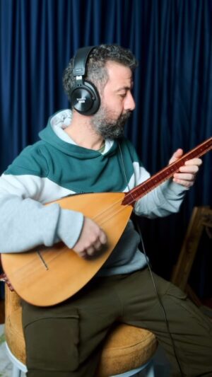 Kerim Yağcı Instagram - Gönül eylenir mi yar olmayınca.. iyi akşamlarınız olsun☺️ #kerimyağcı #başıpareparedumanlıdağlar #turku #bağlama #instamusic #music