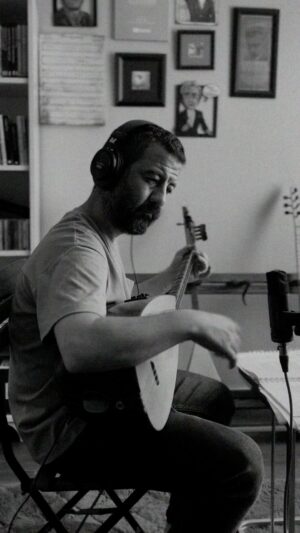 Kerim Yağcı Instagram - #kerimyağcı #bağlama #turkulerimiz #turku #türkü #instagood #instamusic #reels #instalike #music #musicvideo