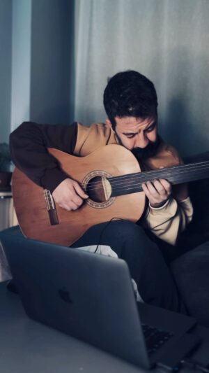 Kerim Yağcı Instagram - Serimizin son videosu:) #insta #reels #music #musicvideo #perdesizgitar #frettlessguitar #instagood #instalike #video #movie