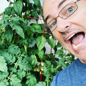 Kerr Smith Instagram - Try growing your own food at home! It’s amazing to bring something from seed to your own plate. #gratitude #kisstheground