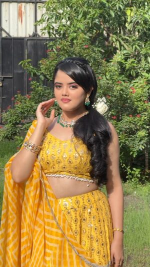 Ketaki Kulkarni Instagram - ankhein teri 💛🌻✨

#ketakikulkarni #trending #reels #slowmo 

[ trending, trending reels, trending video, viral, slowmo, slowmo videos, nature, nature lover, sun, sun kissed, fashion, lehenga, indian lehenga, traditional, bollywood, serials ]
