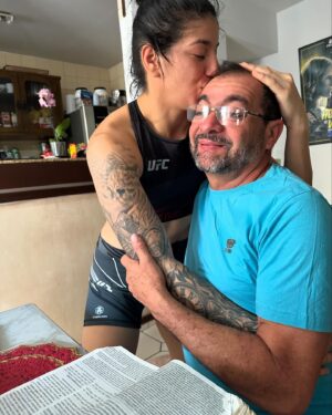Ketlen Vieira Instagram - Hoje é o aniversário do amor da minha vida meu pai . Pai obrigada por ser esse pai maravilhoso na minha vida , por ser esse ser humano maravilhoso,bondoso , humilde, dono de um coração lindo ! As vezes eu tenho vontade de voltar  a ser aquela menininha e deitar no seu colo e não sair de lá nunca mais ! Agora nesse momento você deve está no meio do rio trabalhando , fazendo o seu melhor porque é assim que você é sempre da seu melhor em tudo que faz , sempre batalhando para que nunca faltasse nada para nossa família , pois o senhor sabe muito bem o que é não ter nada pra comer , o que é não tem um família , por isso o senhor sempre batalhou e lutou pela sua , obrigada por ser esse gigante , exemplo de ser humano . Pai te amo muito ,você é tudo na minha vida ,eu poderia passar o dia inteiro falando das suas inúmeras qualidades,mas o que mais quero é que você saiba e que eu te amo e que você é tudo pra mim ! Te amo pai ❤️