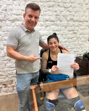 Ketlen Vieira Instagram - Deus tem feito tantas maravilhas na minha vida que eu não posso nem inúmera-las . Eu sou filha de ribeirinhos que nunca tiveram contato algum com esporte em uma forma geral ,mas Deus colocou um sonho no meu coração de ser uma lutadora , sei e tenho a certeza que Deus JAMAIS colocaria um sonho impossível no meu coração e já tive muitas provas do agir de Deus na minha vida !! Sempre tive no meu coração a desejo de lutar com as MELHORES DO MUNDO e Deus vem realizando esse desejo do meu coração, hoje dia 01/08/2024 Deus me deu a oportunidade de lutar com outro grande nome , obrigada Deus pela oportunidade, sei que o senhor não escolhe os capacitados,mas capacita os escolhidos! Não posso deixar de agradecer ao meu empresário ,amigo ,pai , treinador , entre inúmeras outras funções que ele tem na minha vida @dede_pederneiras  por sempre fazer o que é melhor para mim , vamos juntos para mais outro grande desafio , Deus é conosco !!! Contrato assinado ✅🙏🏻☝🏻🫡🇧🇷
.
.
.
.
#ufc # ufc307 #novauniao #féinabalavel🙏
