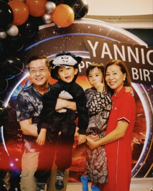 Kevin Cheng Instagram - Our Dearest Middle Child 🥹🎂❤️🩷 

Yannick has always been a little more unique than the rest 😉 
On the night of his 4th birthday, 
I told him the story of how he came into this world…
Unlike both his brothers, 
Yannick was delivered ONE day earlier than we had planned. 
At the hospital, as the doctor was carefully treating him,
he had found Yannick’s umbilical cord wrapped around his neck.
Luckily with expertise, the doctor quickly resolved the issue and we were able to hear his first cry. 🥹
Throughout these four years of his life, 
There has never been a dull moment with him
And he always keeps us on our toes 😂
The first to make a silly face
And the last to roll his eyes at a lame joke Mommy said
This kid is equally funny as he is sensitive. 
Most of all, he truly loves his brothers unconditionally 🥰
Happiest Birthday to our lil Godzilla 🦖 
Don’t stop being exactly who you are! 

Special thanks ❤️🫶🏻
🎈 @bouncy.hk 
🎂 @dessertswithabow 
🥘 @maximsmxhk 
🪄 @magic_travel_squirrel