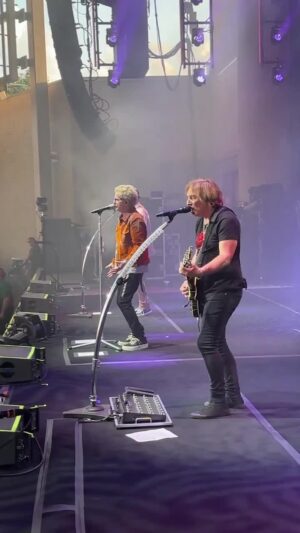 Kevin Cronin Instagram - Ever wonder what goes on in the REO Speedwagon dressing room before a show? 🤔 Here's how it all went down at their show in Noblesville, IN!