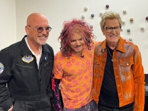 Kevin Cronin Instagram - Hi friends, I hope you caught us this morning on @livekellyandmark on ABC. Our episode featured our friends @howiemandel and Scott “Carrot Top” Thompson, and our new friends Mark and Kelly. Howie and @carrottoplive were both on top of their games, and we kinda nailed our mash-up of “Keep on Loving You” and “Roll with the Changes”. Carrot Top and I have been friends since Joe Elliott introduced us around ten years ago, and I got to know Howie even better today. I love both of these guys. The whole day was really fun, a major love-fest, and cool that Kelly and Mark are true REO fans. I have a feeling we will be seeing them again this summer. … kc

Watch the full performance now on our website. Link in bio!