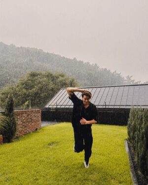 Kevin Dockry Instagram - Rainy season in Korea 

@siiiido_clothing,#siiiido_clothing