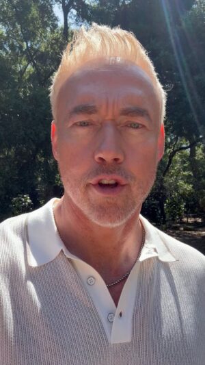 Kevin Durand Instagram - Bilingual Ape. En français and in English🤗😎🦍 @apesmovies #kingdomoftheplanetoftheapes #blondeshavemorefun💁