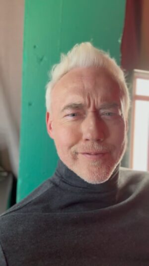 Kevin Durand Instagram - Green Room shenanigans ! Le grand fou dans ça chambre verte! #happyweekend #bellefindesemaine