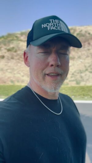 Kevin Durand Instagram - Bonjour mes amis !!! C’est quoi votre livre favori en français? Je continue à essayer d’améliorer mon français. Merci. J’espère que vous avez une belle journée !!!