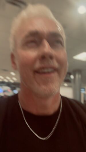 Kevin Durand Instagram - Message in English and French! Just a BIG THANK YOU for getting out to the theaters and catching #ABIGAIL and #KINGDOMOFTHEPLANETOFTHEAPES ! Let’s keep our theaters alive!!! So grateful to you all! Love. Goodness. Health. Strength to you all! 👊🙏❤️💪✌️