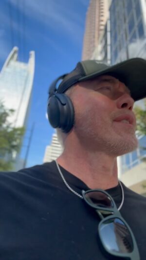 Kevin Durand Instagram - Sending good vibrations! Je vous envoie des bonne vibration 👊🙏❤️💪✌️