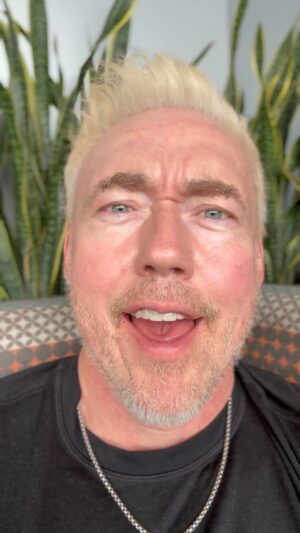 Kevin Durand Instagram - Allô! Comment ça va aujourd’hui mes amis ?! Un p’tit messages pour vous! J’espère que vous avez une très belle journée ! #kingdomoftheplanetoftheapes #Abigail #OnJase @rds #LetsGo!