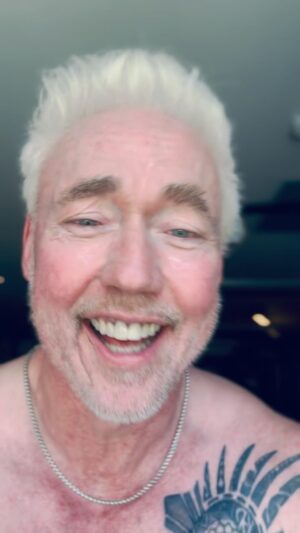Kevin Durand Instagram - Communiquau… communoquer…🤷🏻‍♂️ Communiquer😎👊💪❤️#AYOY #Tabarnooshkie #bellesoirée