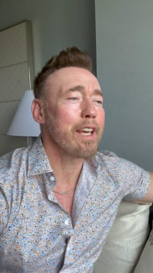 Kevin Durand Instagram - Un petit message pour les gens qui parlent français! Quand vous avez la chance, Va voire @abigailthemovie dans le cinéma! Je crois que c’est un film vraiment spécial! 🙏Et aussi, allez au cinéma pour rencontrer mon beau gros Roi Bonobo en @apesmovies #kingdomoftheplanetoftheapes le 10 de Mai! Merci! J’espère que vous avez une journée magnifique !!!🤗👊🙏❤️