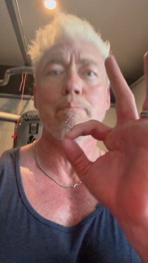 Kevin Durand Instagram - Love. Goodness. Strength to you all on this fine Thursday 👊🙏💪 Je vous souhaites plein d’amour et plein de force mes amis! Je vous aime 👊🙏💪