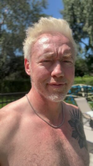 Kevin Durand Instagram - Je suis pas un médecin. Écoute moi pas. Les choses que je fais marche pour moi. Si vous voulez le essayer. Je vous en prie de faire des recherches. Bonnes chance. Bon samedi mes amis. Plein de forces. Plein d’amour 👊🙏✌️❤️