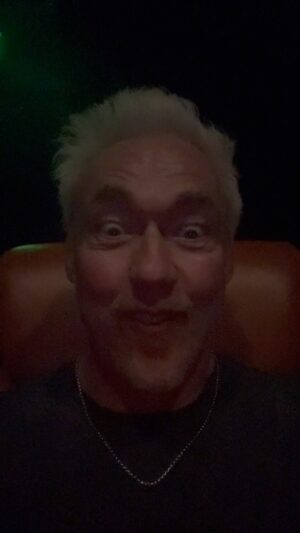 Kevin Durand Instagram - One more viewing in theaters!  Une autre projection de plus dans les salles!
 #APESTOGETHERSTRONG #QuelBelleJournée @apesmovies #WhatAWonderfulDay