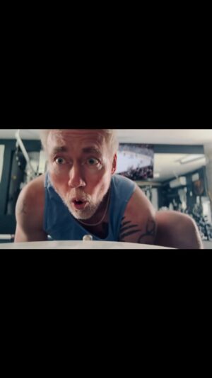 Kevin Durand Instagram - Belles fête semaine!!!! Have a wonderful weekend!!#haveagreatweekend #bellefêtesemaine 👊🙏💪🦍❤️ #kingdomoftheplanetoftheapes