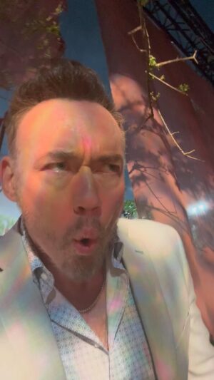 Kevin Durand Instagram - What is this United Kingdom? #HumansReek #ApesRuleAll @apesmovies #KingdomOfThePlanetOfTheApes