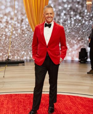 Kevin Frazier Instagram - Everybody’s all dolled up for our #Oscars extravaganza! ✨

It’s #DrewsDressingRoom: Oscars Edition! 🎭 Drew’s look is by @tomford at @nordstrom (gown), @area at @nordstrom (earrings), @maisonvalentino (shoes). @helloross’ look is by @brooksbrothers. Styled by @_leeharris_.