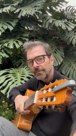 Kevin Johansen Instagram - “Lágrimas De Diamantes”, @paulinhomoska medioymedio.br apresemta no @circovoador 10 de Agosto! 🫶
