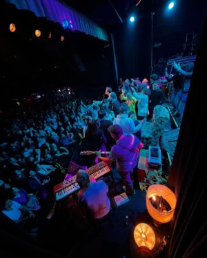 Kevin Johansen Instagram - Gracias, Buenos Aires, el “Quiero Mejor Tour” arranca por la Argentina! Nos vemos con el #fengshuiproject y gracias siempre por las dos casas llenas, @nicetoclub 🫶