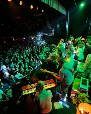 Kevin Johansen Instagram - Gracias, Buenos Aires, el “Quiero Mejor Tour” arranca por la Argentina! Nos vemos con el #fengshuiproject y gracias siempre por las dos casas llenas, @nicetoclub 🫶