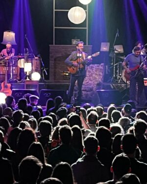 Kevin Johansen Instagram - Gracias, Buenos Aires, el “Quiero Mejor Tour” arranca por la Argentina! Nos vemos con el #fengshuiproject y gracias siempre por las dos casas llenas, @nicetoclub 🫶
