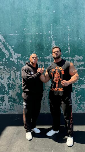Kevin Levrone Instagram - An epic moment i am grateful for. 🐺

Wolves Forever!

@kevinlevrone I didn’t know you were going to put it on me like that lol. Legend.

Blessed to be a Wolf.

@darcsport 
Wolves X Gold’s

#WolvesBodybuilding
#MarylandMuscle
#TexasOak
#NFGU