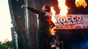 Kevin Ratajczak Instagram - What a good time we had at @roccodelschlacko🔥🤘🏻 Especially with the lovely sun having its first appearance during our festival season this year! Thank you all so much for a wonderful show!🫶🏻
#electriccallboy #roccodelschlacko #festival #summer
📸 @dajoeberlei