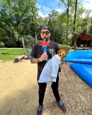 Kevin Ratajczak Instagram - Went to an animal park today and cried until @janewho got me that palm tree slushy!🙆🏻‍♂️💁🏻‍♂️ The kids behaved tho😂
#daddylife #electriccallboy #zoo #dayoff #qualitytime #slushy