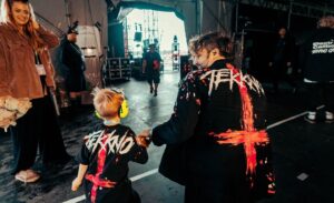 Kevin Ratajczak Instagram - Thank you so much @deichbrand_festival for this full-on summer festival experience!💦❤️🔥You literally danced the rain away!
Also I was able to bring my family with me for a nice little holiday trip and guess what... I even got matching outfits with my older one! (Thank you @goldmrie 🫶🏻)
He was so excited for his first festival show and I was proud af!🥹❤️ These are memories that will last forever!❤️
Photos: @dajoeberlei & @robert_nowell_photography