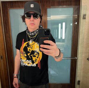 Kevin Rudolf Instagram - Here I go again taking bathroom selfies 🙄
