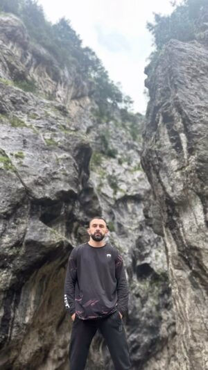 Khadzhimurat Bestaev Instagram - Лучше гор могут быть только родные горы ⛰️

#khadzhibest #mmafighter #mountains #realmountainman #ossetian #ossetia #горы #горыкавказа #горыгоры #фиагдон #хаджибест #родина #дом #горец