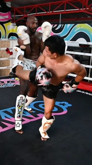 Khalil Rountree Jr. Instagram - Tay Matee pushing the pace with UFC’s @khalilrountree .😮‍💨 If the kicks don’t get you that Thailand HEAT will 🥵🤣

#Yokkao #muaythai #sparring #fight #fighting