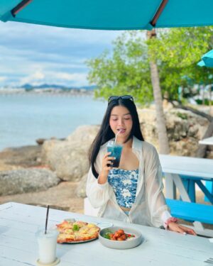 Khin Wint Wah Instagram - 🌻