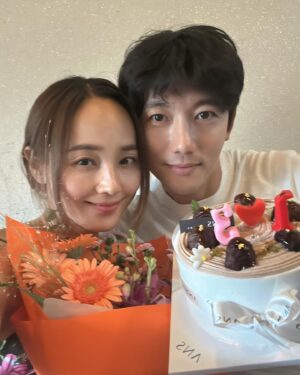 Ki Tae-young Instagram - 지난 13년 참 바쁘게 살았습니다... 사소하지만 무엇보다 큰 행복을 느끼며 살아왔네요...사실 그 사소한 것들이 그렇게 어려운 것들이기도 하기에 항상 진심으로 감사하며 살고 있어요...

최근 우리가족.....❤️ 

인스 초보라 실수했네ㅜㅜ 우리 유진이 얼굴 짤려서 미안해 💋

#기태영 #유진 #로희 #로린 #로로패밀리