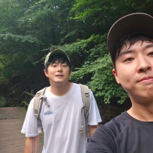 Kian84 Instagram - 엄마가 제일 좋아하는 
서울대 김지우랑 등산.

나무아미타불.

#태어난김에세계일주