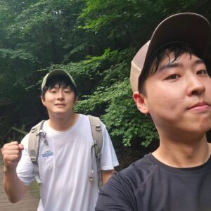 Kian84 Instagram - 엄마가 제일 좋아하는 
서울대 김지우랑 등산.

나무아미타불.

#태어난김에세계일주