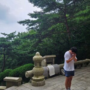 Kian84 Instagram - 엄마가 제일 좋아하는 
서울대 김지우랑 등산.

나무아미타불.

#태어난김에세계일주