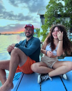 Kiara Liz Instagram - Hoy cumple años mi persona 💙 @garraton el ser más lindo, cariñoso, detallista, servicial, sereno y alegre que conozco. Que hermoso ha sido disfrutar  contigo todo este tiempo ✨Gracias por enseñarme el amor de una manera sana .

Felices #40 mi amor 🎉TE AMO, que Dios cumpla todos tus deseos y nos permita celebrar muchos más años juntos.