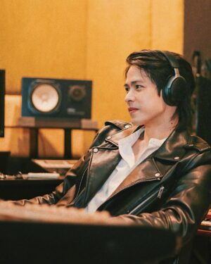 Kidakarn Chatkaewmanee Instagram - สนุกกับงานเพลงมากขึ้น ด้วย Bose QuietComfort Ultra Headphones หูฟังที่มีดีทั้งดีไซน์และฟังก์ชันก์ ชัดเจนทุกรายละเอียดดนตรีแถมระบบตัดเสียงรบกวนระดับเวิลด์คลาส ให้ผมติดอยู่กับเสียงเพลงได้อย่างไม่มีขีดจำกัด

#BoseTH #BosebyPBL #QuietComfortUltraHeadphones  #SoundJustGotReal #zungkidakarn