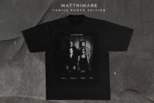 Kidakarn Chatkaewmanee Instagram - Mattnimare Family Photo T-Shirt

เสื้อยืดรูปครอบครัว สำหรับโชว์ครั้งพิเศษ🖤🖤
เสื้อยืดทรงOversize สีฟอกเฟด เป็นฟรีไซส์อก 47 นิ้ว
ราคา 800 บาท ผลิตแค่ 400 ตัวเท่านั้น!!
เริ่มจำหน่ายเวลา 13:00 น. ที่งาน “ฟังใจจัด 10 ปี”
หมดแล้วหมดเลยไม่ผลิตเพิ่มแล้วนะจ๊ะ
ปล.วงเข้าบูทไปหาทุกๆคนเวลา 17:00-18:00 น.นะครับบบ

#mattnimare 
#fungjai 
#ฟังใจจัด10ปี